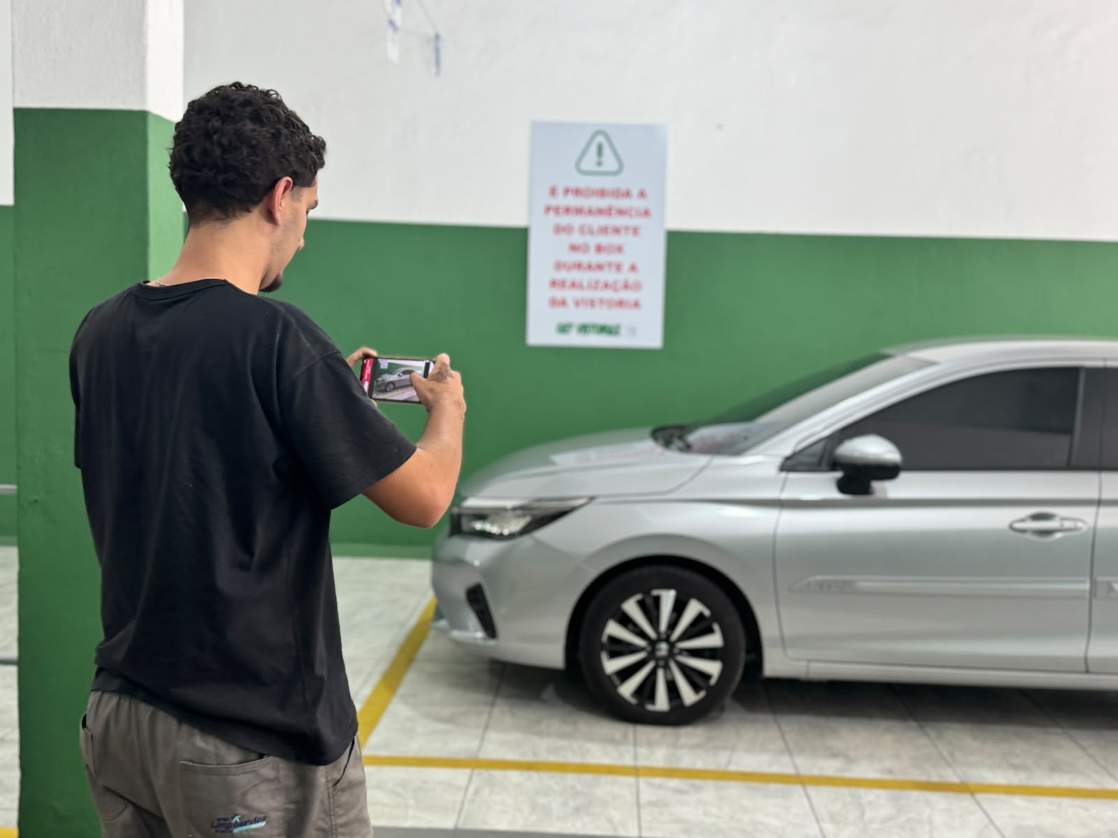 Registro fotográfico do veículo durante a vistoria veicular