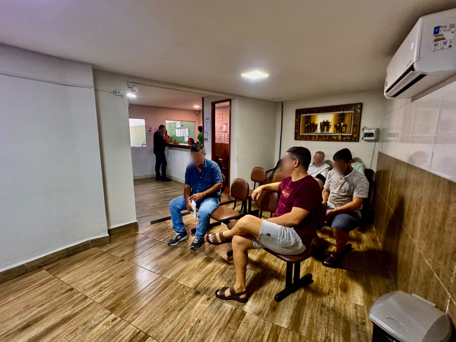 Sala de espera climatizada da 027 Vistorias com clientes aguardando atendimento