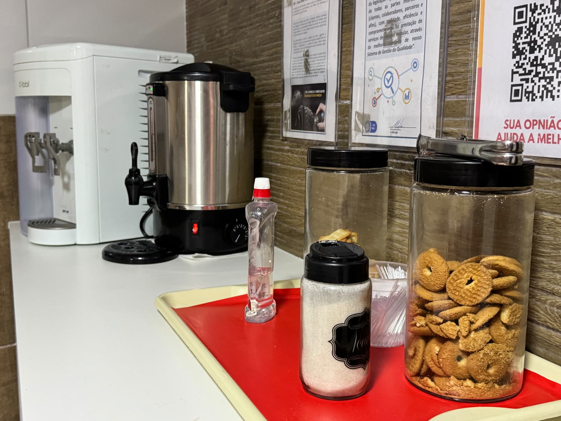 Espaço de café e água de cortesia para clientes da 027 Vistorias