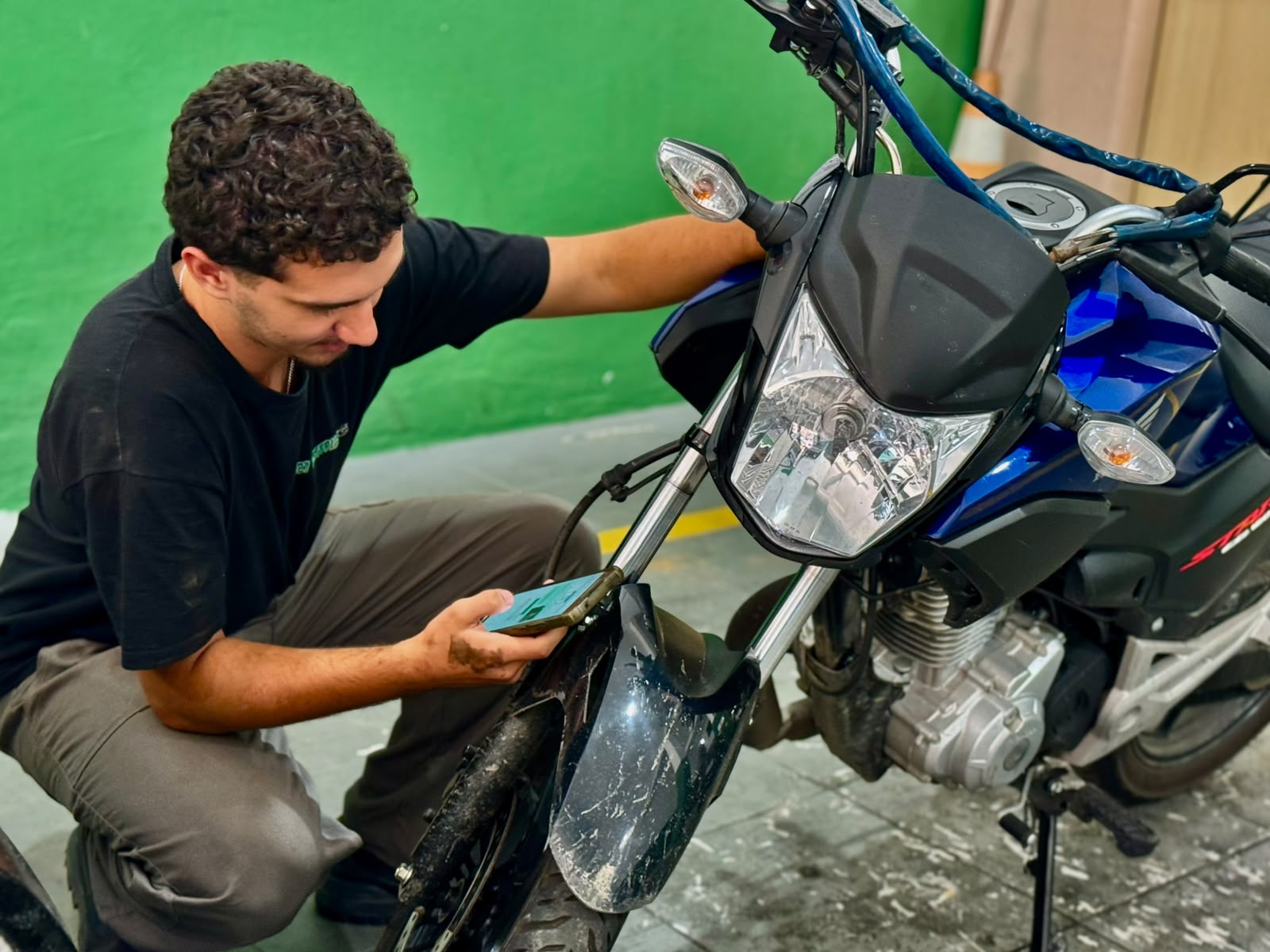 Vistoria de motocicleta sendo realizada na 027 Vistorias