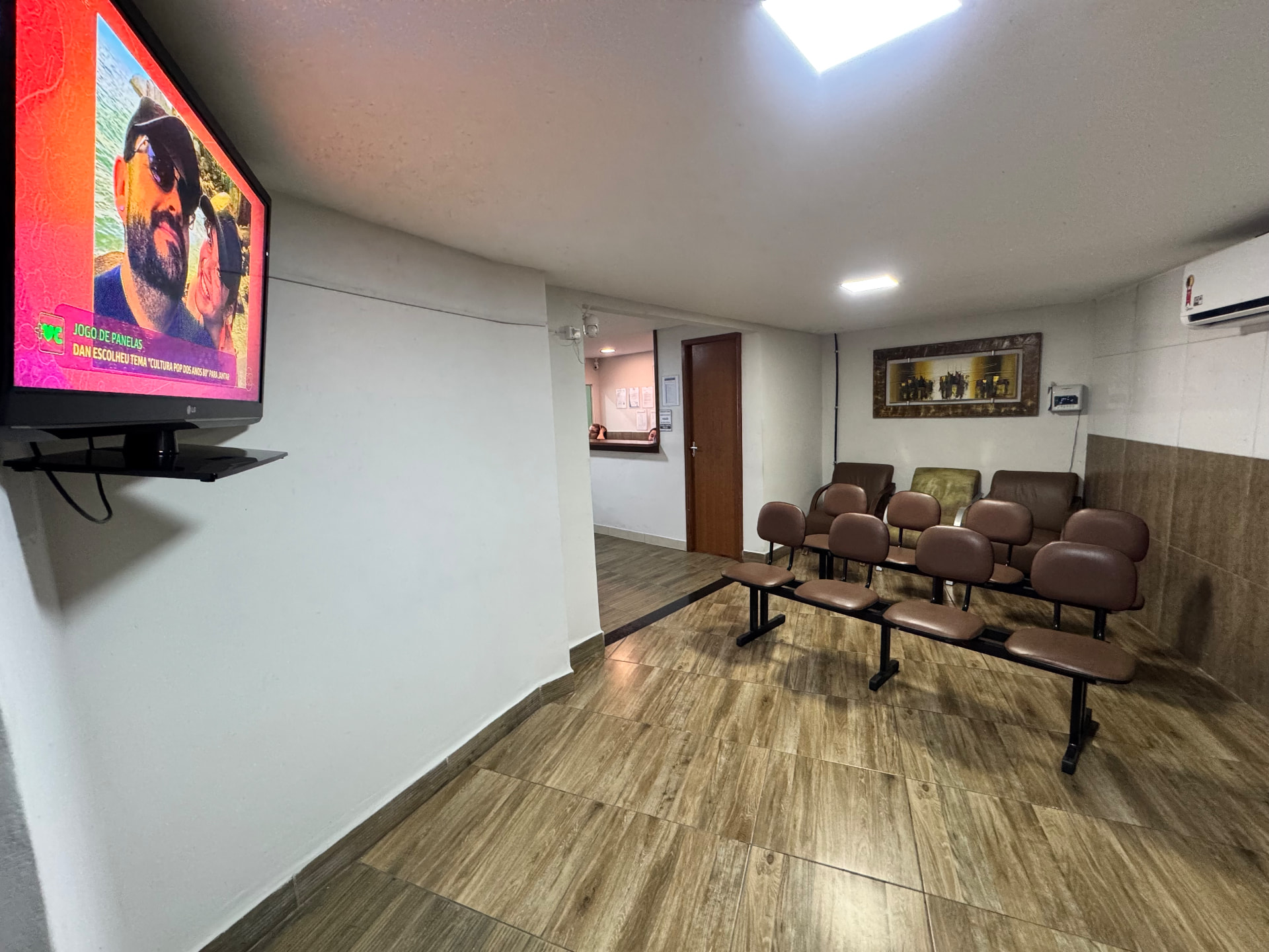 Sala de espera da 027 Vistorias com TV, ar-condicionado e poltronas